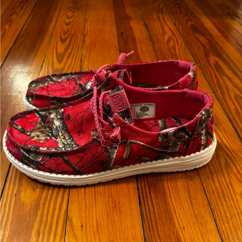 Hey Dude Women’s Wendy Realtree Edge Shoes in Pink and Brown Camo - Picture 3 of 8